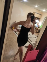 Vestido ajustado de fiesta con espalda al aire, vestido de mujer que estiliza la figura, corto, con tirantes muy finos y escote abierto