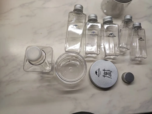 Откручивает бутылку. Под крышкой каждой бутылки. Под крышкой каждой бутылки. Бутылка пэт 500мл д-28мм, с крышкой (112) прозрачная бм россия. Крышка для бутылки газировки.