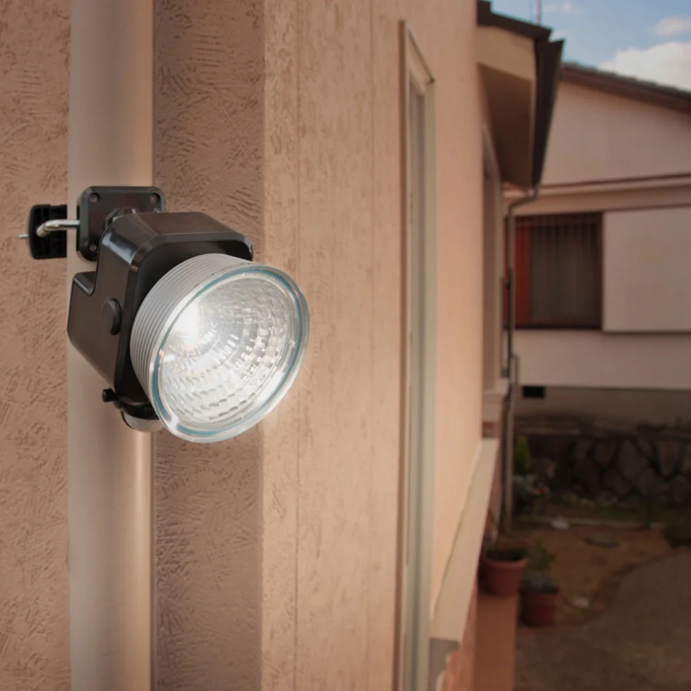 Прожектор с датчиком движения, на батарейках Ritex LED-135, 300Lm, 3.5Вт, длительное время работы, универсальное крепление