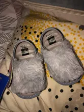 Sandalias con peluche para niñas pequeñas, zapatos planos de piel sintética con suela suave, zapatillas con correa de soporte elástico, para el hogar