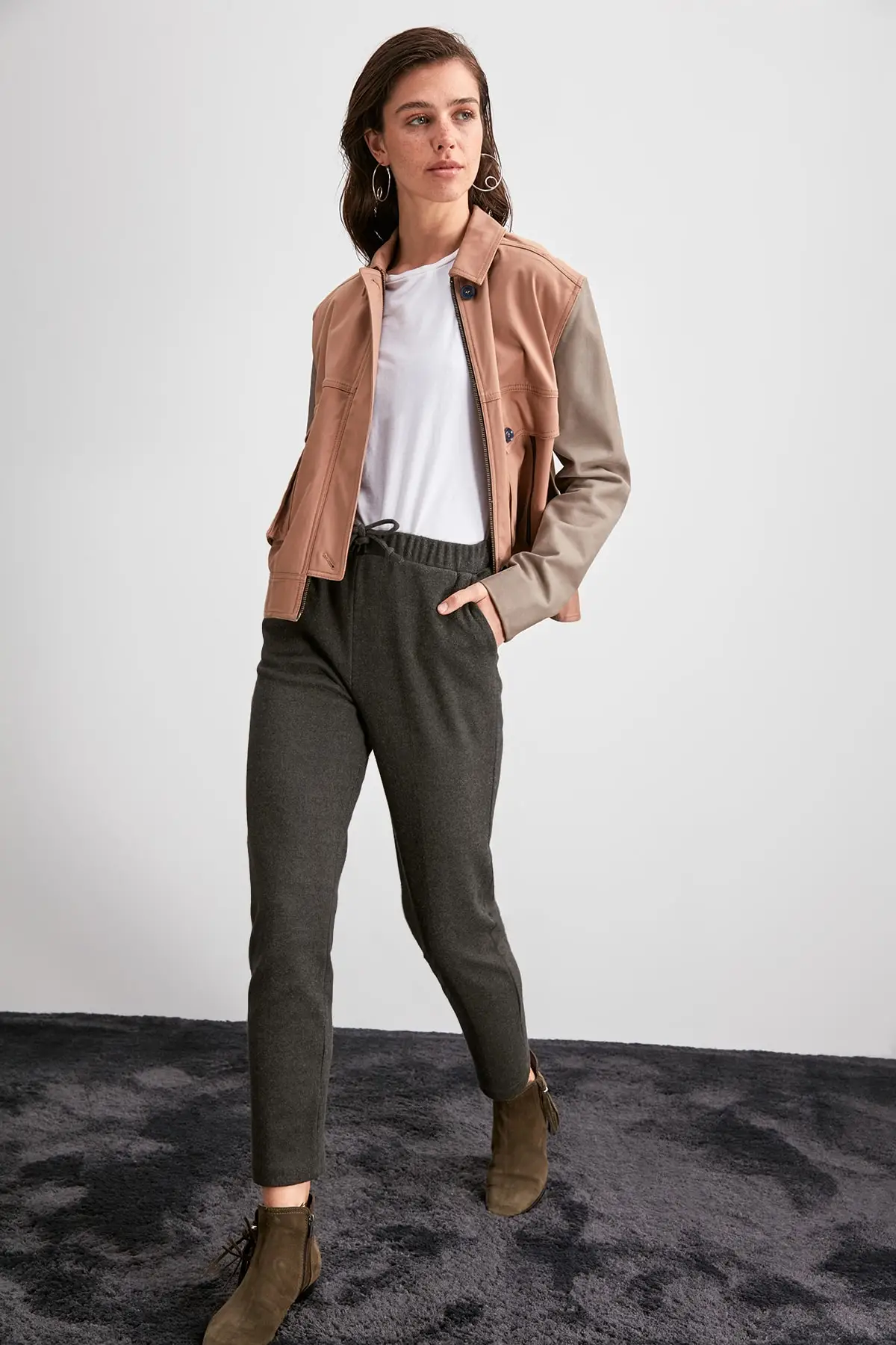 Trendyol резиновые детальные брюки TWOAW20PL0587