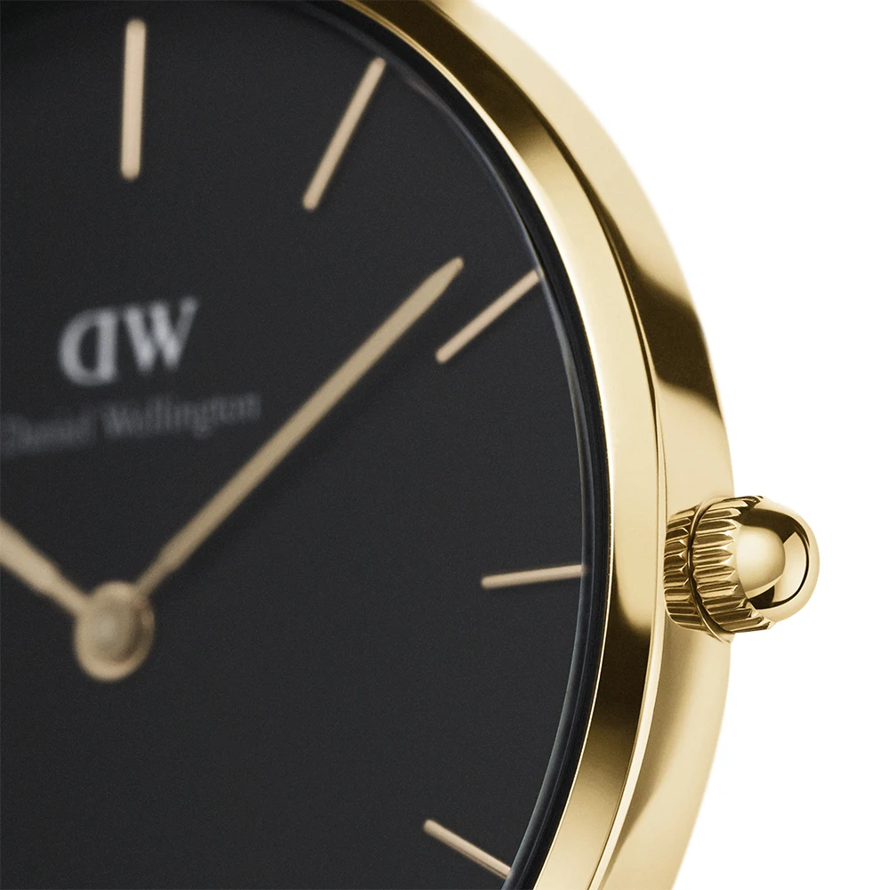 DW00100347_Petite_32_Evergold_Black_CloseUp_Angle1