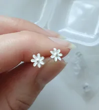 La Monada-pendientes pequeños de tuerca para mujer, de Plata de Ley 925, flor negra, pendiente para mujer, tuerca coreana, plata 925, joyería para mujer