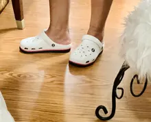 Zapatillas tipo zuecos para hombre, sandalias a la moda, zueco cómodo y transpirable con una tira que envuelve el tobillo, calzado con fondo suave de EVA, novedad, ideal para la playa, 2020