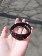 Pulsera deportiva de Anime para hombre, pulsera de silicona de caucho con dibujos animados, brazalete de mano circular para Cosplay, color blanco y negro