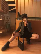 Pantalones cortos elásticos para dama, shorts de chándal, con estiramiento básico en color negro oscuro, estilo veraniego