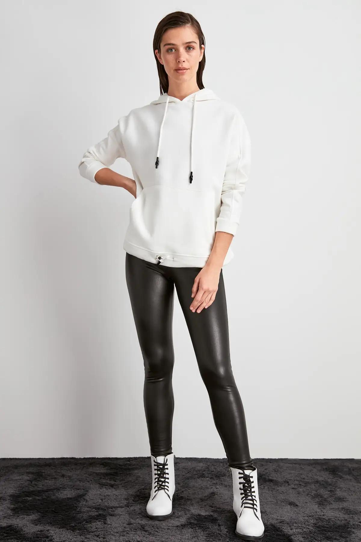 Trendyol кожаные трикотажные леггинсы TWOAW20TA0104