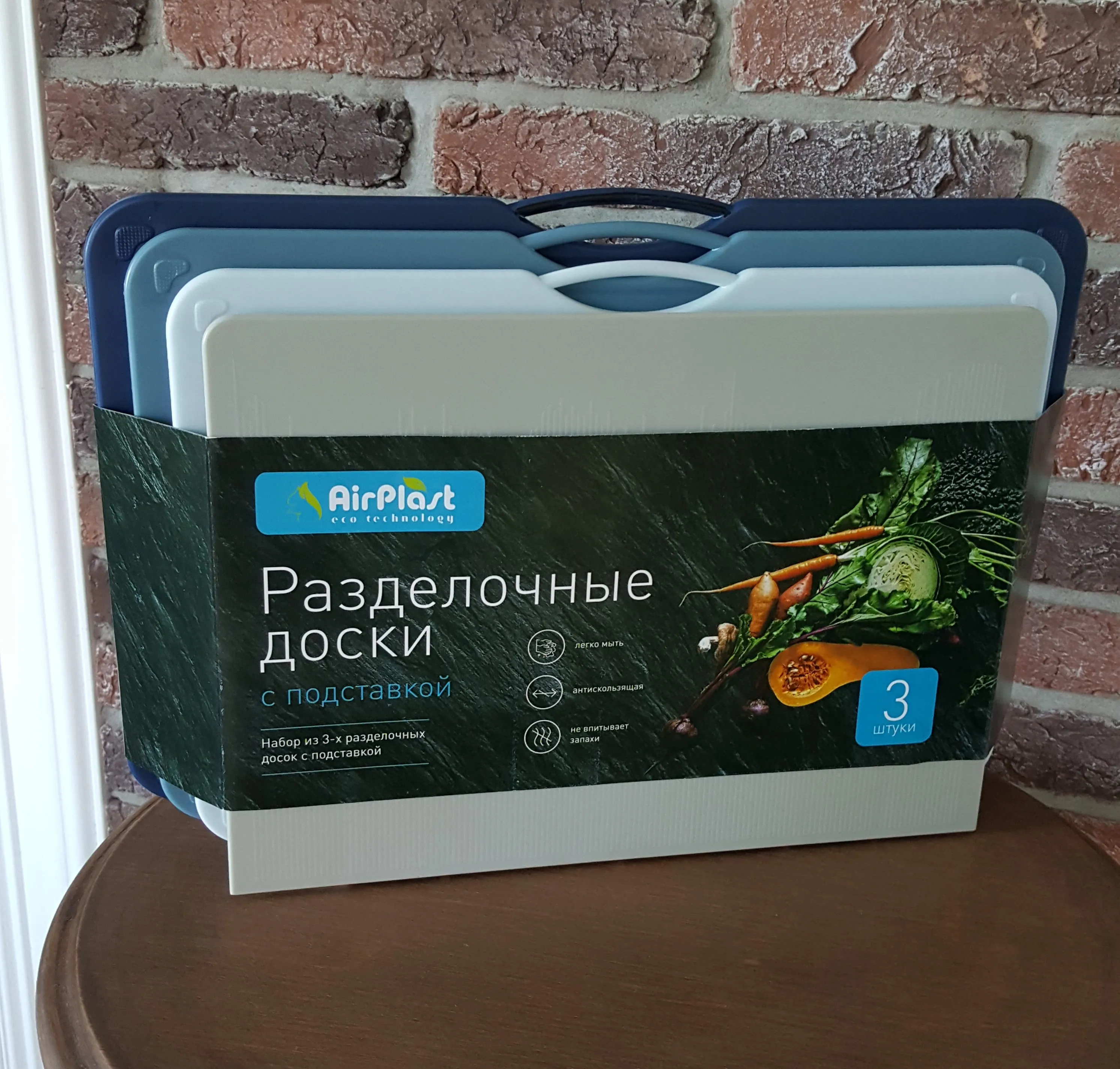 Набор из 3-х разделочных досок на подставке различных цветов. | Дом и сад