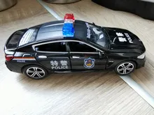 Coche de juguete de aleación fundido a presión M8 para niños, modelo de policía, luz de sonido de simulación, tira trasera de 6 puertas, vehículo de juguete abierto, regalos, 1/32