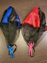 Mano tirando Mini del Soldado de paracaídas de juguete juego niños exterior jugar juguetes educativos volar deporte paracaídas para los niños de juguete