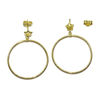 

Pendientes de oro amarillo de 18k con estrellas de 5mm y aro de 2.50cm de diámetro exterior. Cierre presión