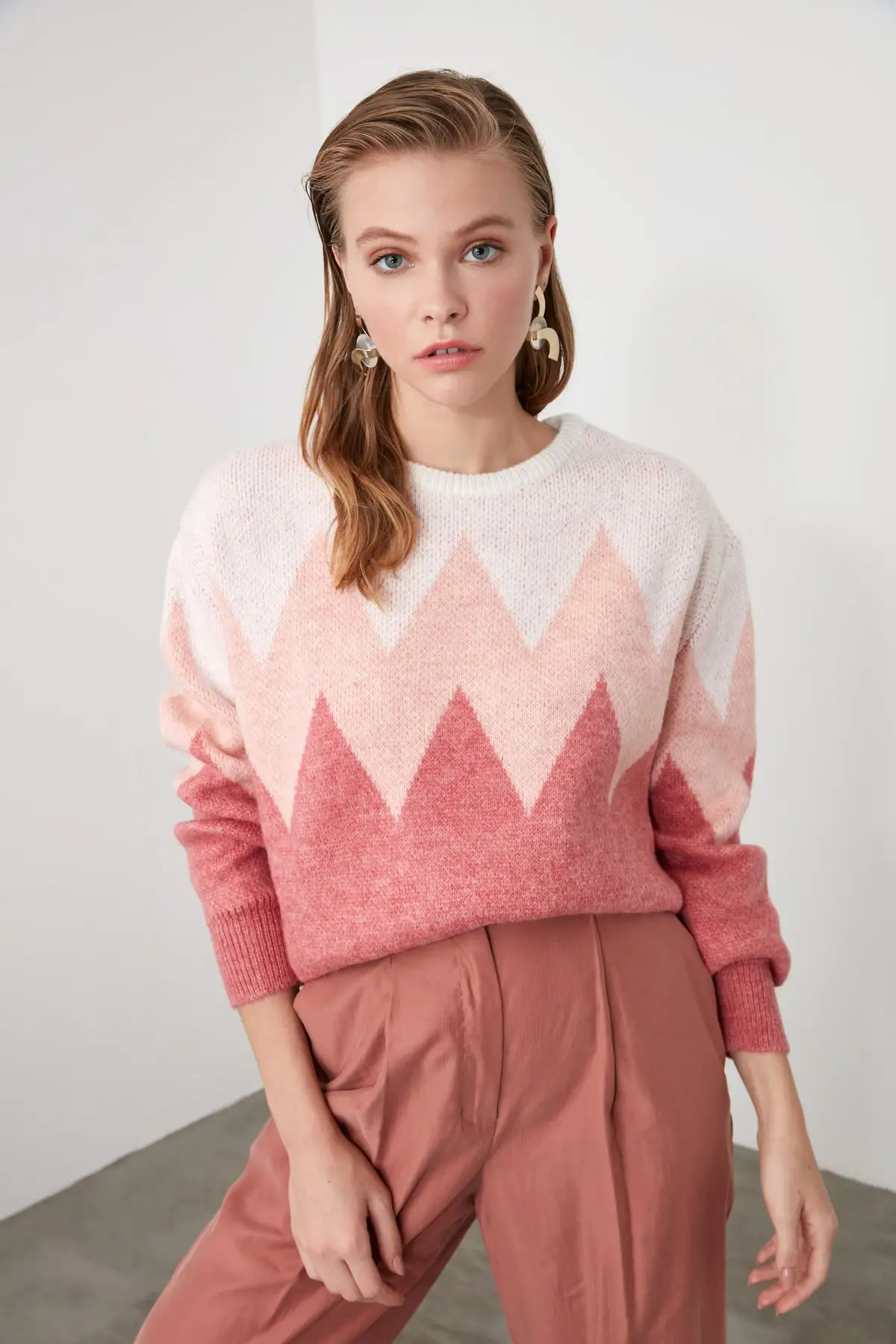 Женский трикотажный свитер с цветными блоками Trendyol зимний TWOAW20FH0005 |