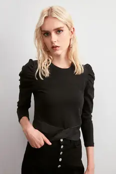 

Trendyol Asymmetrical Detailed Knitted Blouse TWOAW20BZ1226