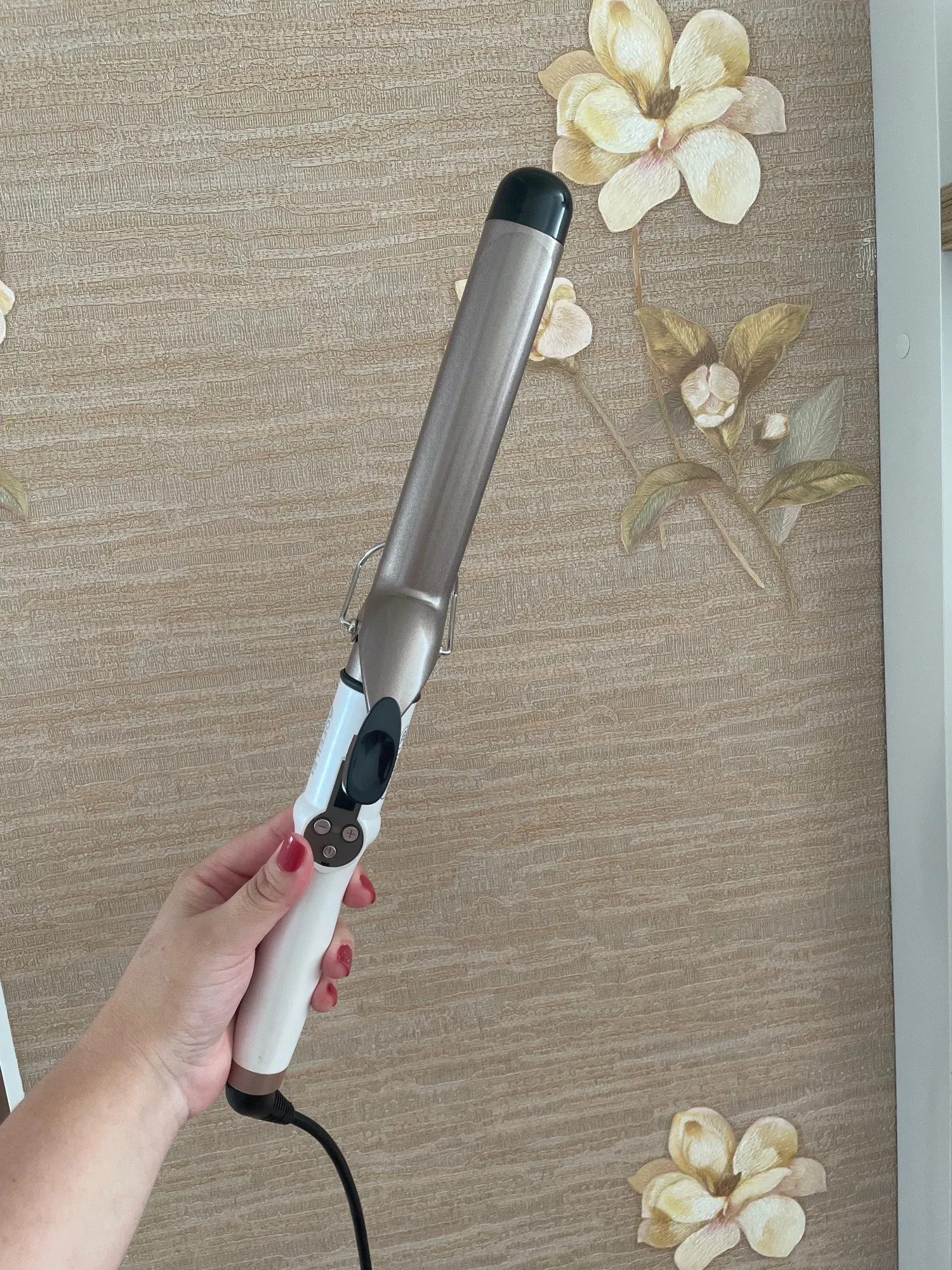 Electric Ceramic LCD Crimping Curling Iron Roller for Professionals photo review