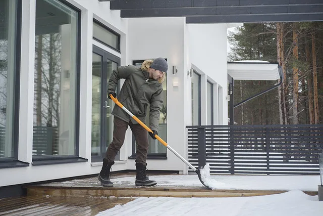 Лопата для уборки снега SnowXpert Fiskars