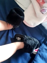 Sandalias con peluche para niñas pequeñas, zapatos planos de piel sintética con suela suave, zapatillas con correa de soporte elástico, para el hogar