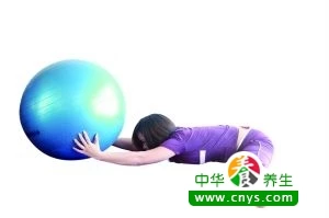 瑜伽球如何使用 瑜伽球操的功效与训练技巧-养生法典