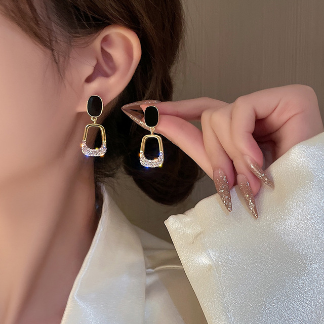 Claw Stud Earrings for Women Punk Four-Prong Geometric Rake Pearl Korean Ear Hook Clip Earrings 2022 Trend Jewelry brinco