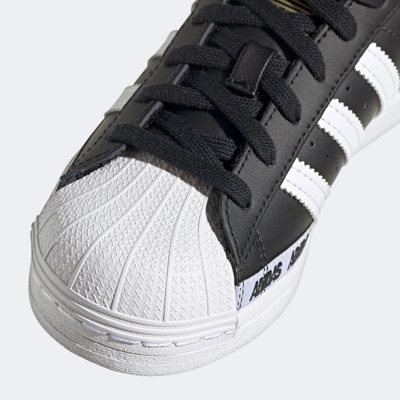 Sepatu Sport Wanita Hitam Adidas 